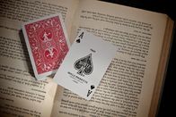 Οι κόκκινες αόρατες κάρτες παιχνιδιού/πλαστικό έντυσαν τις χαρακτηρισμένες κάρτες πόκερ