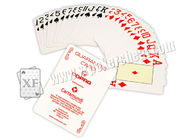 Τα στηρίγματα Copag Τέξας πόκερ τους κρατούν τεράστιες κάρτες παιχνιδιού δεικτών πλαστικές