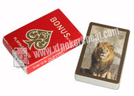 Κόκκινη συσκευή ανάλυσης πόκερ εγγράφου που χαρακτηρίζει τις κάρτες παιχνιδιού με το σχέδιο λιονταριών επιδομάτων