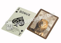 Κόκκινη συσκευή ανάλυσης πόκερ εγγράφου που χαρακτηρίζει τις κάρτες παιχνιδιού με το σχέδιο λιονταριών επιδομάτων