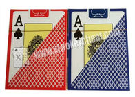 Κάρτα παιχνιδιού του Τέξας Holdem το μέγεθος πόκερ και τον τεράστιο δείκτη που γίνονται με από το πλαστικό