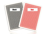 Τα στηρίγματα Copag Τέξας πόκερ τους κρατούν τεράστιες κάρτες παιχνιδιού δεικτών πλαστικές
